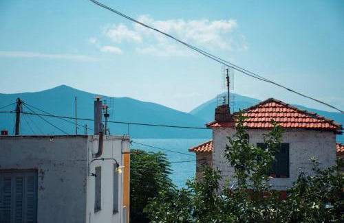 Trikeri Apartment | Inviting Seagull House: Family-Friendly Retreat with Top Reviews