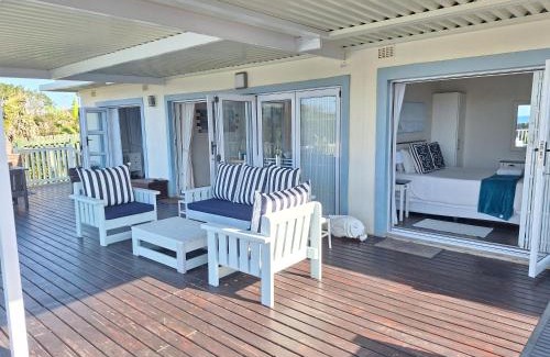 Southport House | Beachfront Seagulls Beach House: Pet-Friendly Oasis