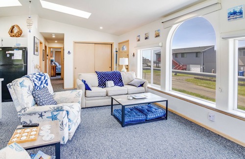 Yachats House | Seahawk Nest: Oceanfront Bliss with 9.8 Guest Rating