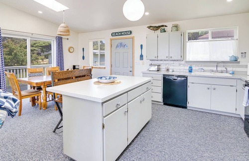 Yachats House | Seahawk Nest: Oceanfront Bliss with 9.8 Guest Rating