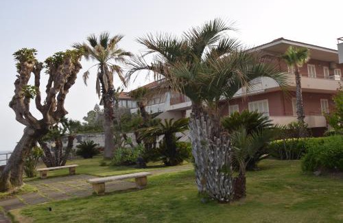 Torre Archirafi Apartment | Cozy SeaHome: Oceanfront Retreat with Private Beach Access