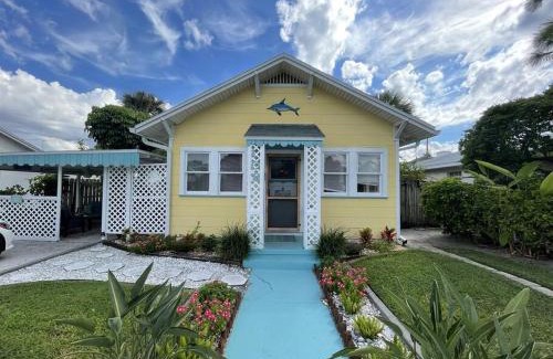 Pass-a-Grille House | Pet-Friendly Seahorse Bungalow with Perfect Guest Ratings