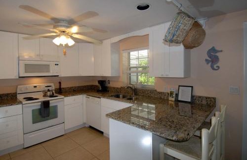 Sanibel Hotel | Relax at Seahorse Cottages - Adults Only with Ocean Views