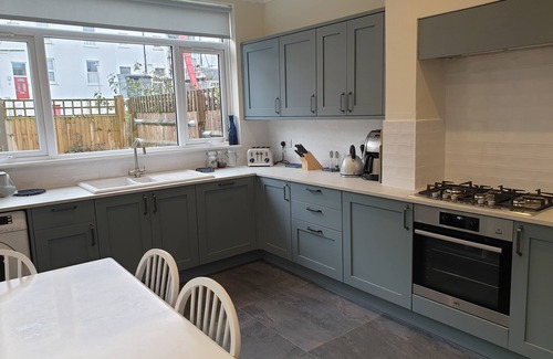 Hythe House | Beachfront Retreat near Park and Zoo in Hythe - 10/10 Rated