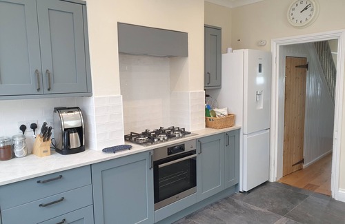 Hythe House | Beachfront Retreat near Park and Zoo in Hythe - 10/10 Rated