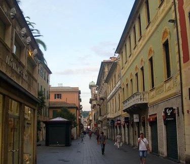 Sestri Ponente Bed & Breakfast | Cozy Seal Home: Pet-Friendly Retreat with Spa & Hot Tub