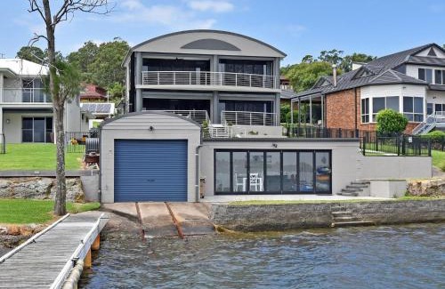 Lake Macquarie City Council House | Waterfront Sealand Lake House: Family-Friendly Retreat