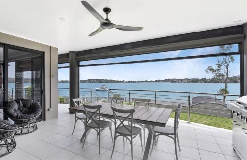 Lake Macquarie City Council House | Waterfront Sealand Lake House: Family-Friendly Retreat