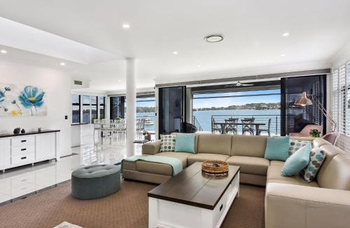 Lake Macquarie City Council House | Waterfront Sealand Lake House: Family-Friendly Retreat