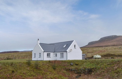 Portree Cottage | Experience Sealladh Breagh: Breathtaking Mountain Views