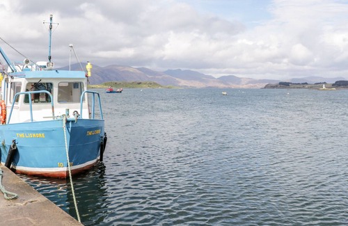 Appin Cottage | SEALLADH, romantic, with a garden in Port Appin