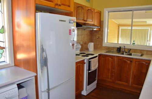 South West Rocks House | Cozy Seamist Cottage: Pet & Child Friendly Getaway