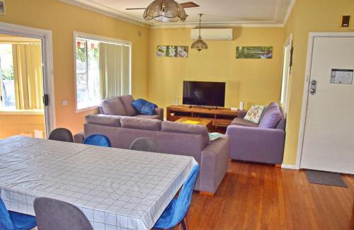 South West Rocks House | Cozy Seamist Cottage: Pet & Child Friendly Getaway