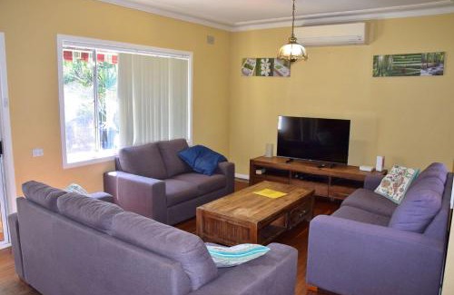 South West Rocks House | Cozy Seamist Cottage: Pet & Child Friendly Getaway