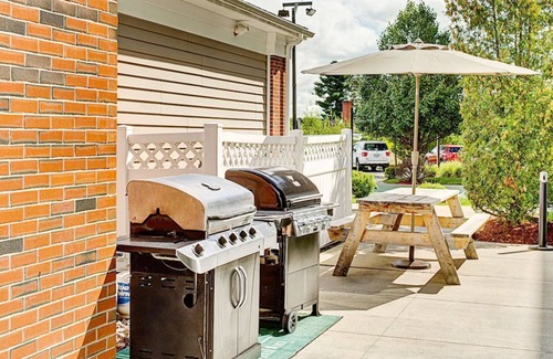 Manchester Condo | Convenient Manchester Stay: Near Airport with Great Amenities