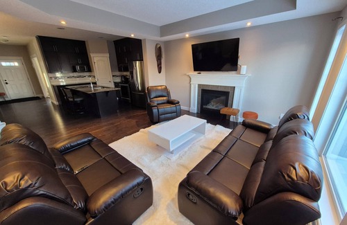 Rosslyn House | Sean Comfy Home Modern Escape in Edmonton – Near Northgate