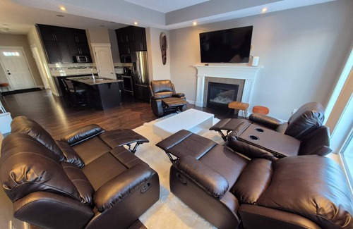 Rosslyn House | Sean Comfy Home Modern Escape in Edmonton – Near Northgate