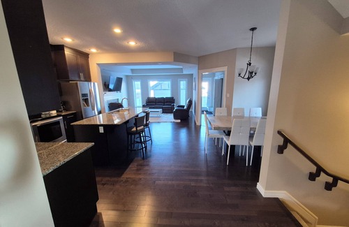 Rosslyn House | Sean Comfy Home Modern Escape in Edmonton – Near Northgate