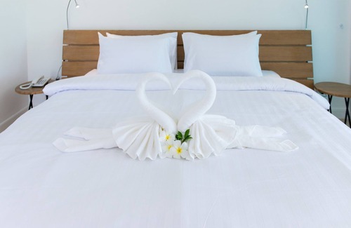 Phongprasan Hotel | Relax at SEAnery Beach Resort: Oceanfront 4-Star Retreat