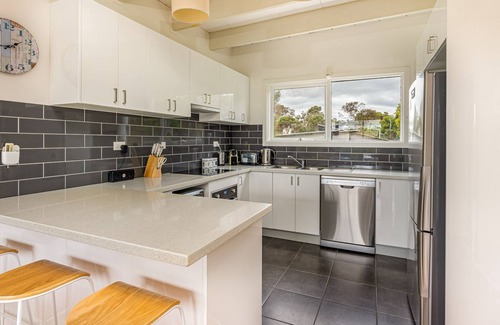 Smiths Beach House | Seanic at Smiths: Oceanfront Stay Near YCW Beach