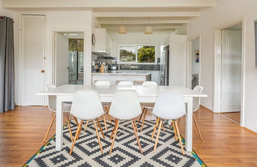 Smiths Beach House | Seanic at Smiths: Oceanfront Stay Near YCW Beach