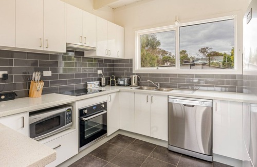 Smiths Beach House | Seanic at Smiths: Oceanfront Stay Near YCW Beach
