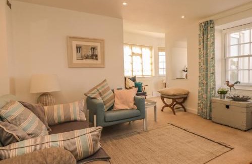 Lympstone House | Indulge in Searles: 5-Star Family & Pet-Friendly Retreat