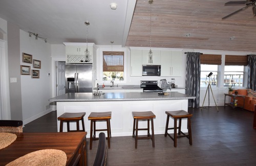 Crescent City Cottage | Experience Seas the Day Cottage: Lake Views & Pet-Friendly Stay
