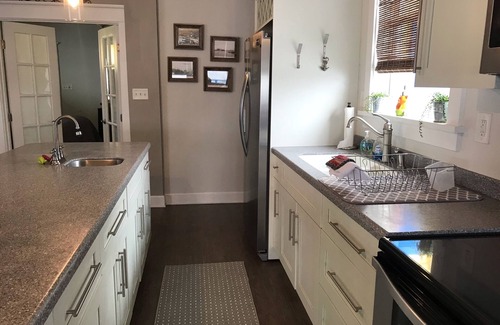 Crescent City Cottage | Experience Seas the Day Cottage: Lake Views & Pet-Friendly Stay
