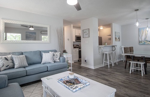 Gulfport Cottage | Cozy Seas the Day Cottage with Ocean View & Breakfast