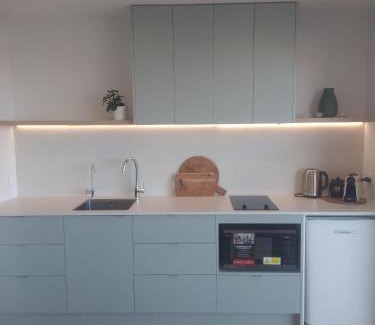 Kaka Point Apartment | Seascape Accommodation: Oceanfront Retreat with Hot Tub
