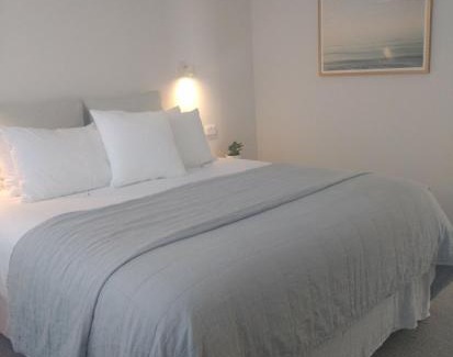 Kaka Point Apartment | Seascape Accommodation: Oceanfront Retreat with Hot Tub
