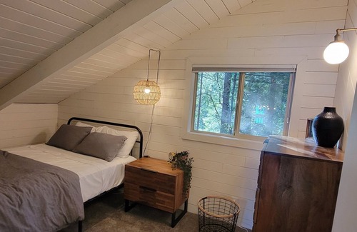 Burley House | Seascape Cabin | PNW - Waterfront Access and Scenic Trails