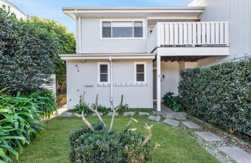 Hyams Beach House | Cozy Seascape Cottage at Hyams Beach - Family Friendly Retreat