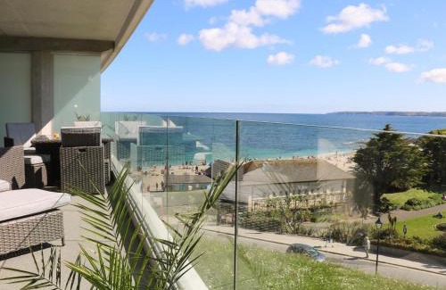 Maenporth Apartment | Seascape: Ocean View Retreat with Top Guest Ratings