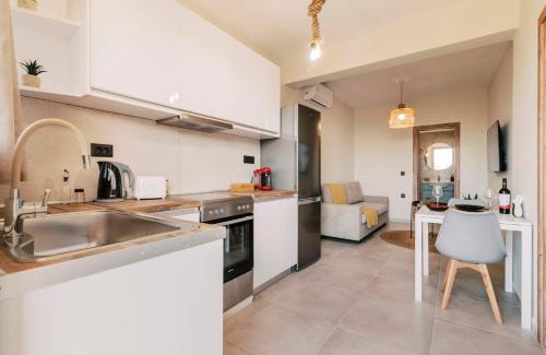 Petaloudes Apartment | Cozy Seascape House: Pet Friendly with High Guest Ratings