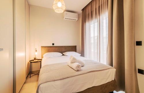 Petaloudes Apartment | Cozy Seascape House: Pet Friendly with High Guest Ratings