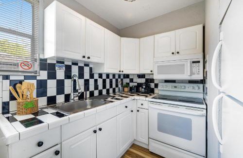 Poinciana Park Apartment | Pet-Friendly Seascape - Steps from Las Olas & Beach