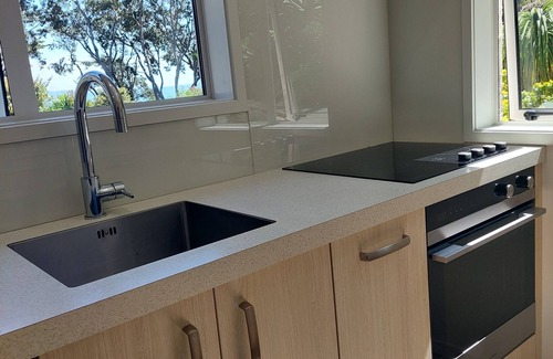 Coromandel Forest Park Apartment | Modern Seascape Apartment with Hot Tub on the Thames Coast