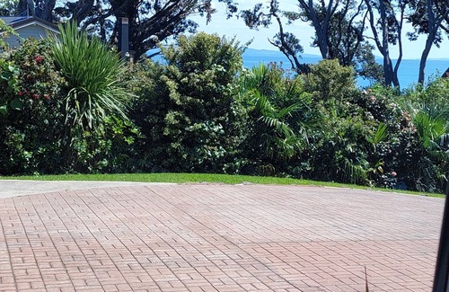 Coromandel Forest Park Apartment | Modern Seascape Apartment with Hot Tub on the Thames Coast