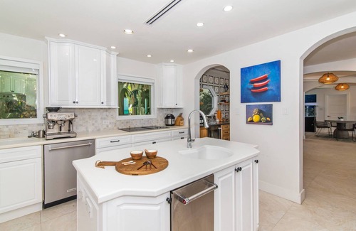 Seven Mile Beach Villa | Seascape Villa: 7 BDR Bliss on Seven Mile Beach, Pool & Spa