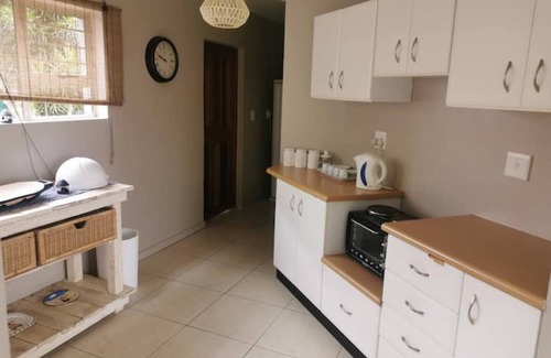 Umkomaas Bed & Breakfast | Cozy Seascapes Cottage with Pool & Family-Friendly Amenities