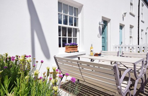 Worthing House | Discover Seashell Cottage - Family-Friendly Getaway in Worthing