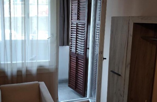 Topla Apartment | Top-Rated Seashell Retreat: Pet & Child Friendly Escape