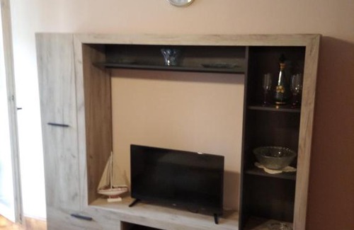 Topla Apartment | Top-Rated Seashell Retreat: Pet & Child Friendly Escape