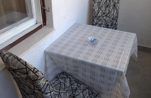 Topla Apartment | Top-Rated Seashell Retreat: Pet & Child Friendly Escape