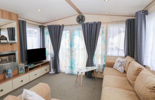 Hopton House | Cozy Stay at 50, Foxburrow Hang - Pet Friendly Retreat