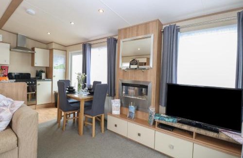 Hopton House | Cozy Stay at 50, Foxburrow Hang - Pet Friendly Retreat