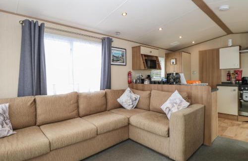 Hopton House | Cozy Stay at 50, Foxburrow Hang - Pet Friendly Retreat