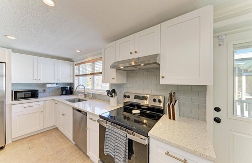 Bradenton Beach House | Beach Bay B: Pet-Friendly Escape Near Gulf with Pool